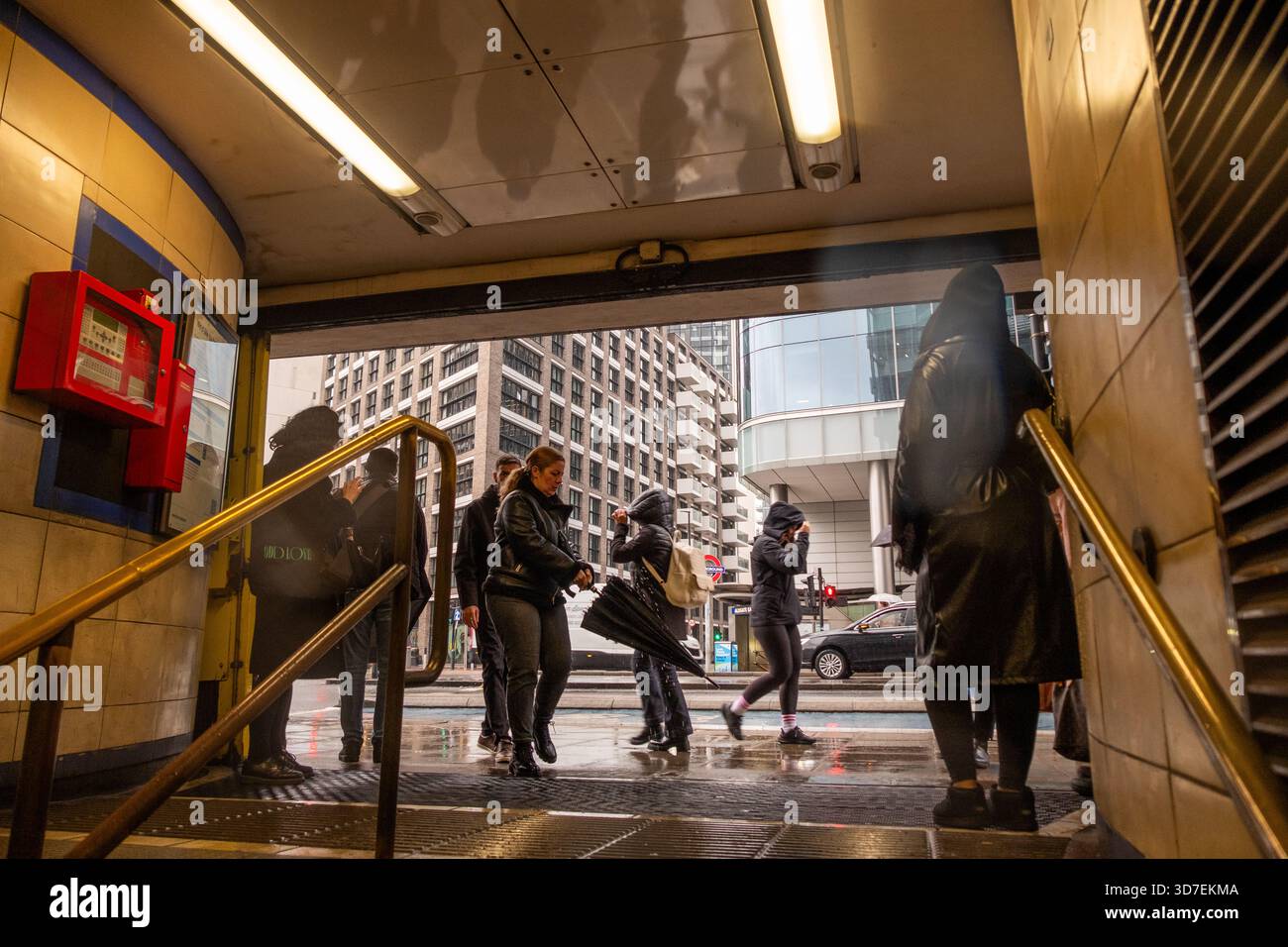 LONDRA - 29 OTTOBRE 2025: Aldgate East Station - iconica stazione della metropolitana di Londra e pendolari sotto la pioggia Foto Stock