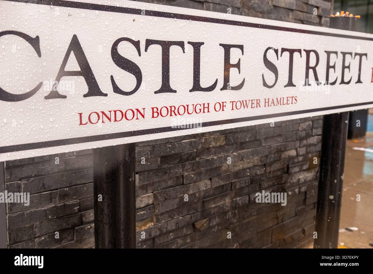 LONDRA - 29 OTTOBRE 2025: Castle Street E1 - London Borough of Tower Hamlets Street cartello con la pioggia Foto Stock