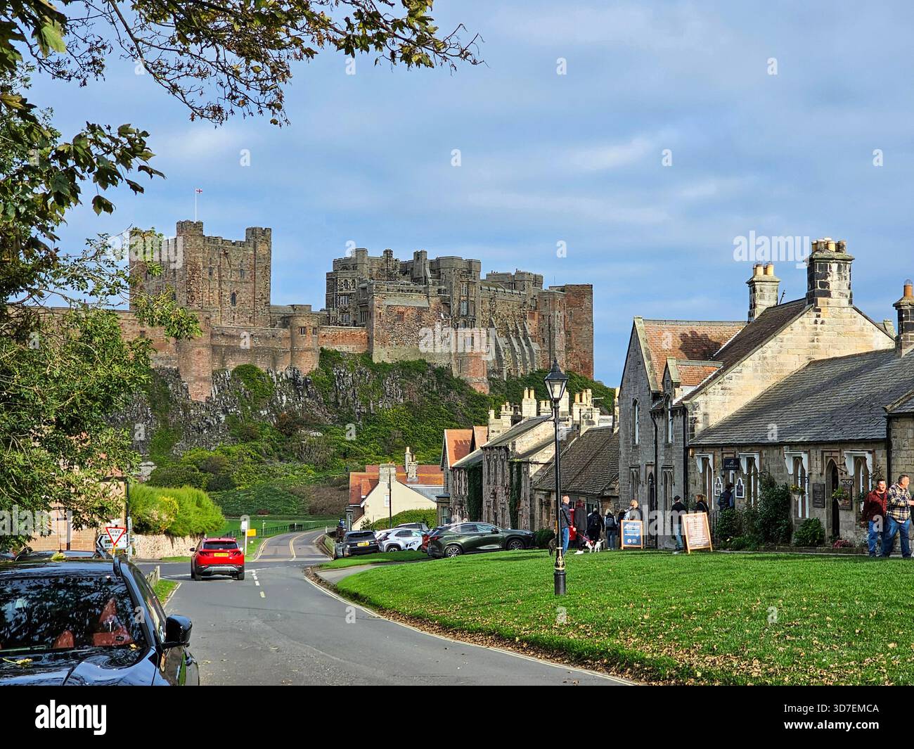 Front Street e il castello di Bamburgh, Bamburgh, Northumberland Foto Stock
