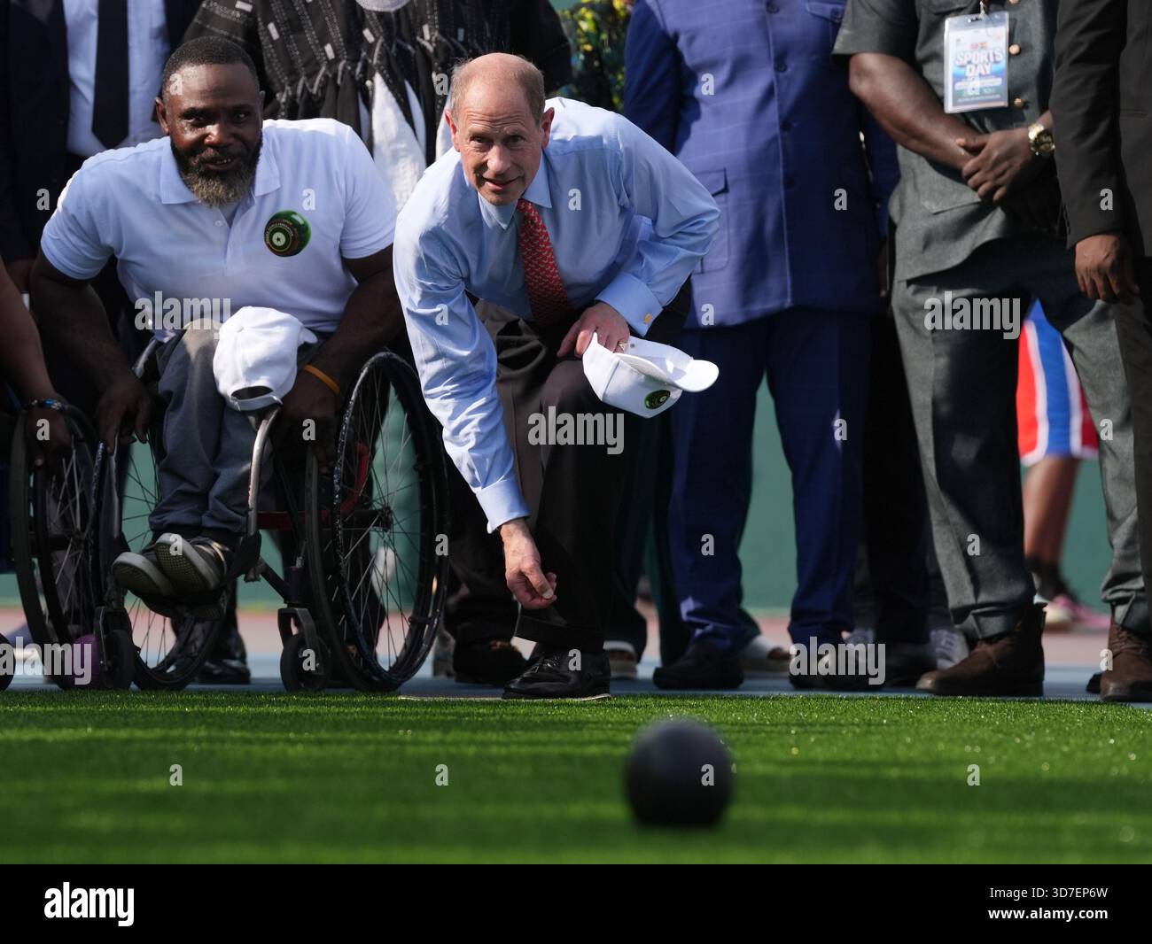 Il Duca di Edimburgo tenta le bocce con la squadra di bocce per sedie a rotelle del Ghana durante una visita per promuovere lo sport e l'inclusione in vista dei Giochi del Commonwealth del 2026, all'Accra Sports Stadium, Ghana. Data foto: Martedì 25 novembre 2025. Foto Stock