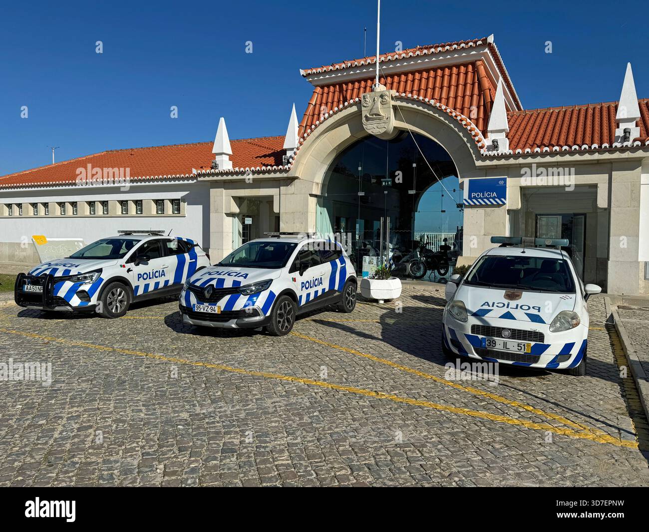 Algavre, Portogallo - 26 dicembre 2024: Auto della polizia portoghese parcheggiate di fronte a una stazione di polizia. Foto Stock