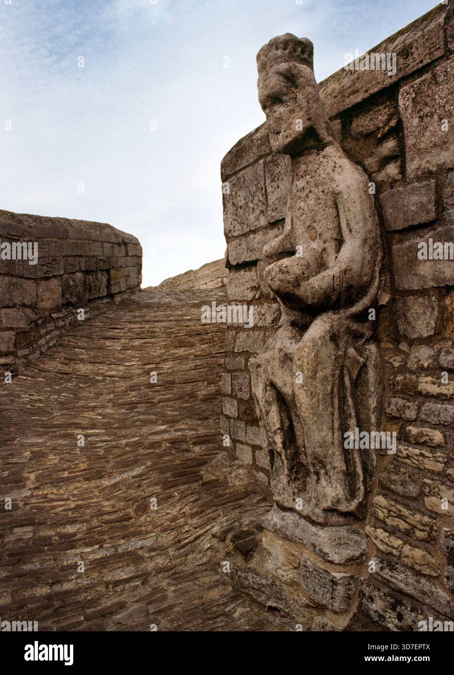 Statua di Cristo, o re Ethelwald di Mercia, posta contro il braccio meridionale del Holy Trinity Bridge centro del villaggio di Crowland, Lincolnshire, Inghilterra. Foto Stock