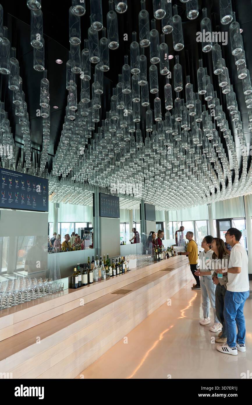 Laboratorio di degustazione di vini, Cité du Vin, museo del vino, mostre interattive e degustazioni, Bordeaux, Aquitania, Gironda, Francia, Europa Foto Stock