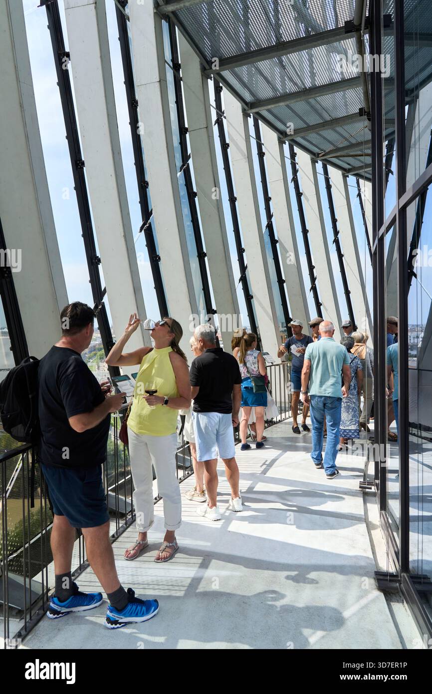 Punto panoramico, viste panoramiche, Cité du Vin, museo del vino, mostre interattive e degustazioni, Bordeaux, Aquitania, Gironda, Francia, Europa Foto Stock