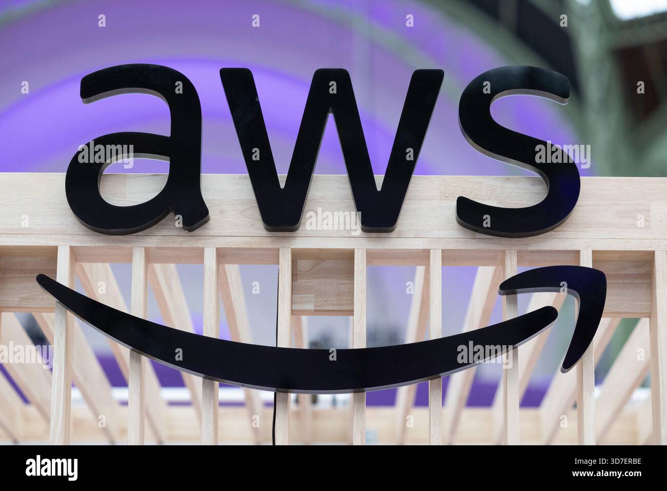 Parigi, Francia. 25 novembre 2025. Logo AWS al Summit internazionale di adotta ai al Grand Palais di Parigi, il 25 novembre 2025. Summit sullo sviluppo dell'intelligenza artificiale IA. Foto di Raphael Lafargue/ABACAPRESS.COM credito: Abaca Press/Alamy Live News Foto Stock