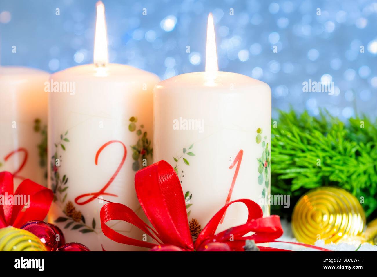 Saluti per la seconda domenica di Avvento: Due candele accese dell'Avvento con decorazioni natalizie Foto Stock