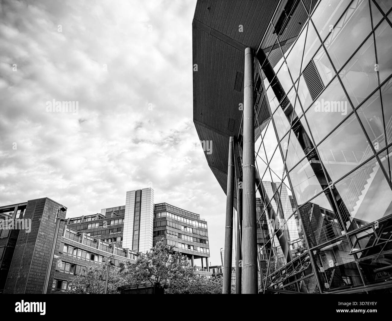 Esterno della Lanxess Arena con cartellonistica colorata e facciata in vetro a Colonia, Germania. Foto Stock