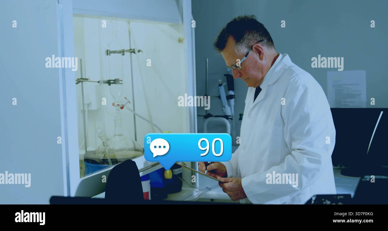 Ricercatore in piedi in camice e occhiali da laboratorio, tablet di consulenza vicino alla vetreria della cappa chimica e blu 90 Foto Stock