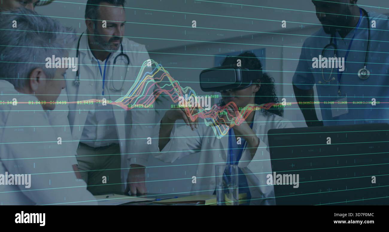 Utilizzo di un medico sul camice da laboratorio con visore VR che controlla il grafico virtuale in clinica e le carte dei computer portatili Foto Stock