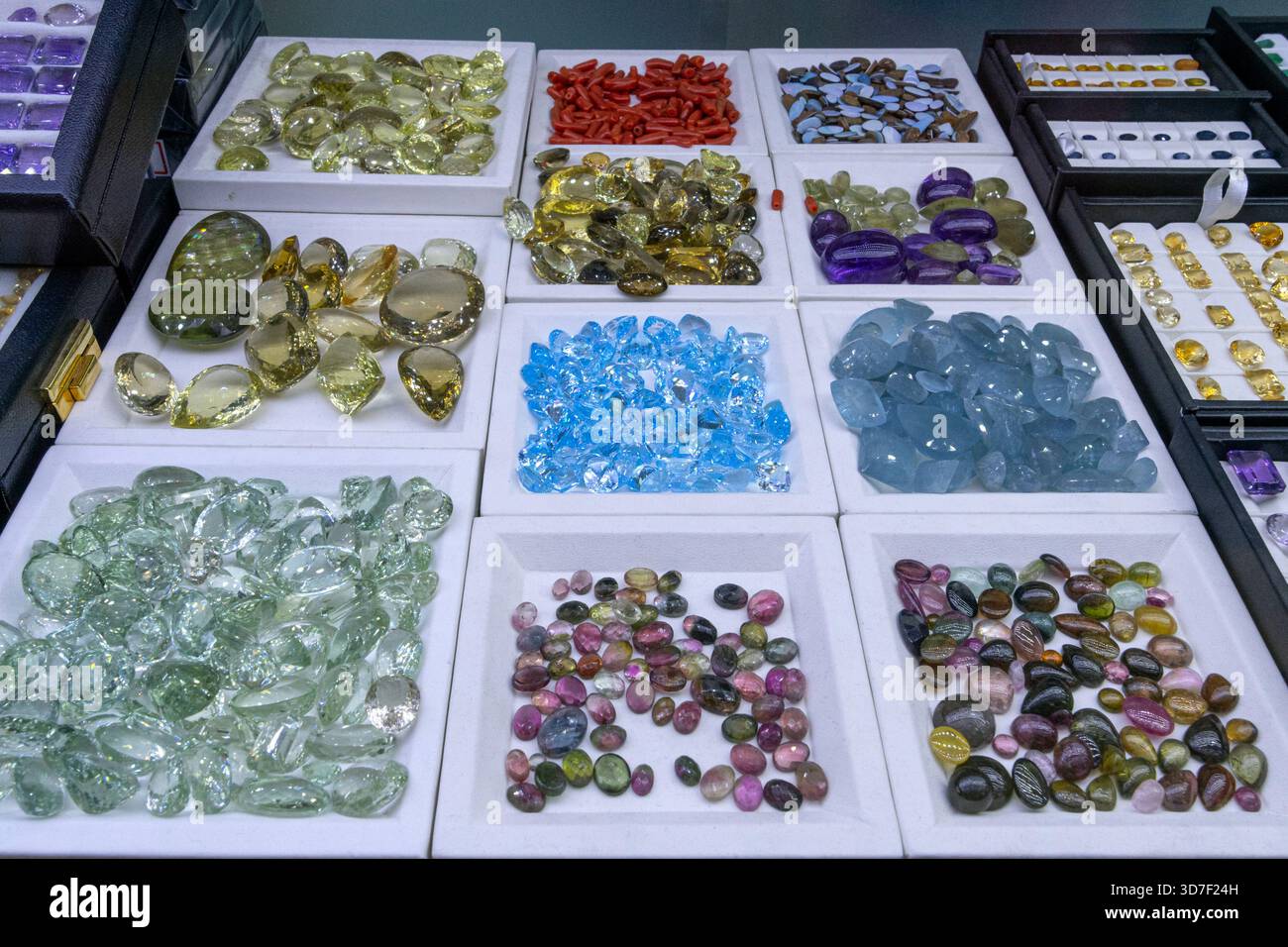 Gemme tagliate e lucidate, Grand Bazaar, Istanbul, Turkiye Foto Stock