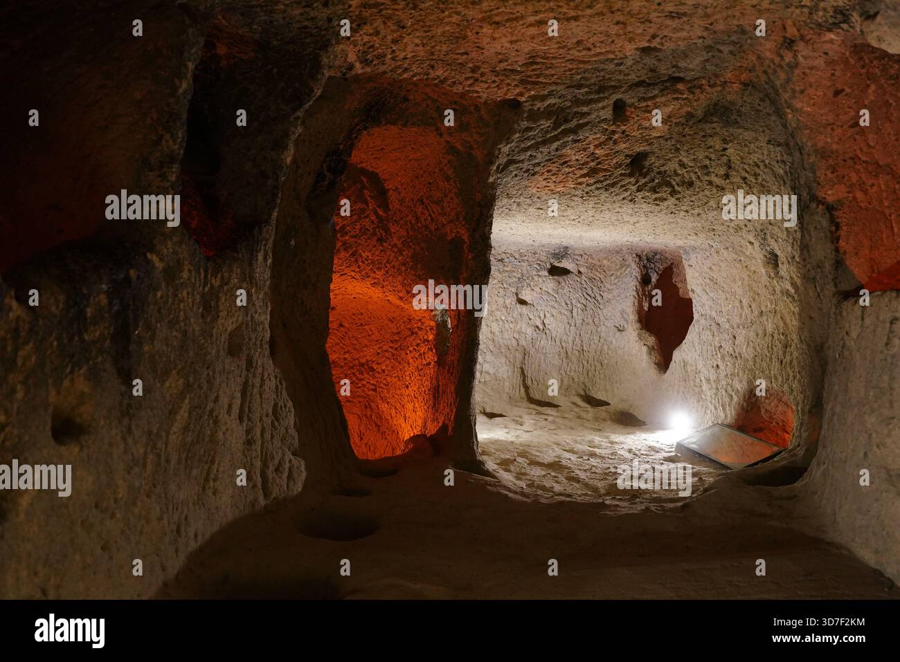 NEVSEHIR, TURKIYE - 09 AGOSTO 2025: Città sotterranea di Kaymakli nella città di Kaymakli Foto Stock