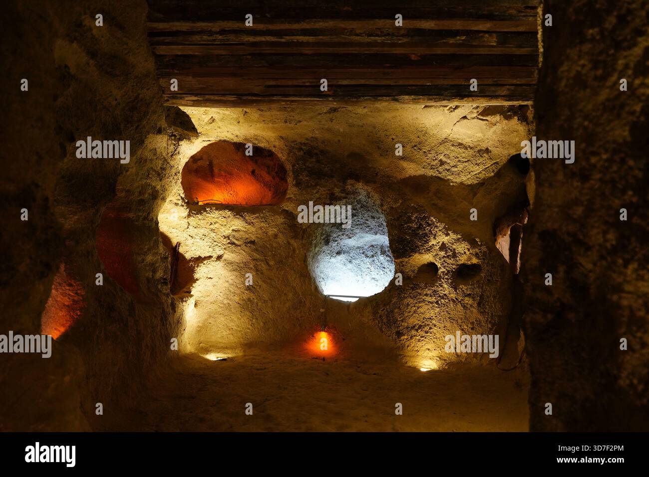 NEVSEHIR, TURKIYE - 10 AGOSTO 2025: Città sotterranea sotto il castello di Nevsehir Foto Stock