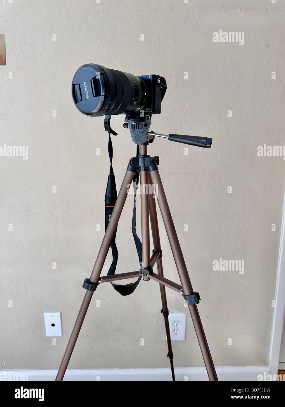 Fotocamera Sony su treppiede per interni - Immagine stock catturata con smartphone