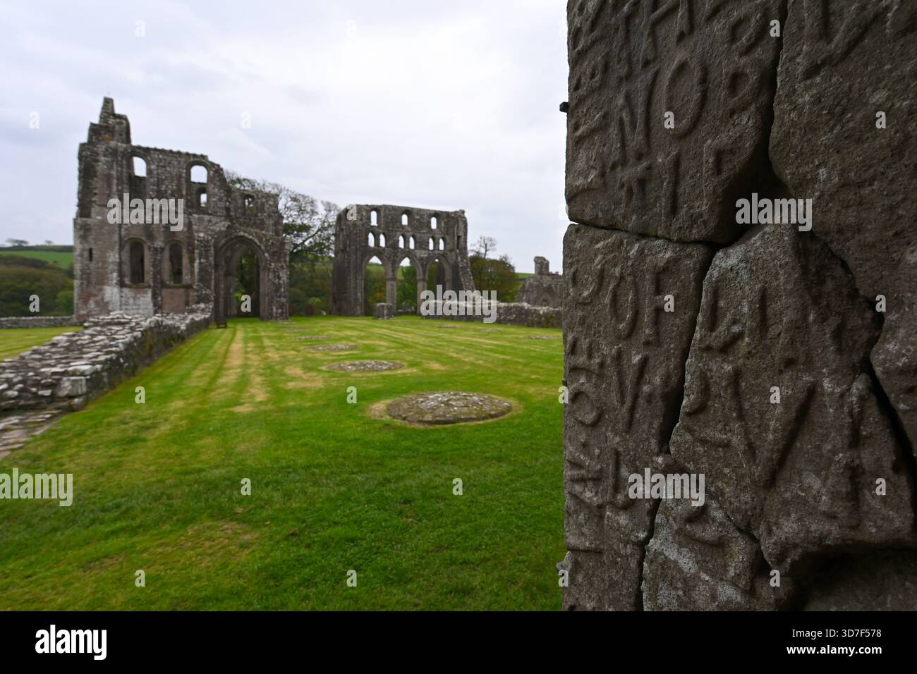 Resti rovinati dell'abbazia di Dundrennan o monastero, visti dalla tomba di Sir William Livingston di Culter Scozia, settembre Foto Stock