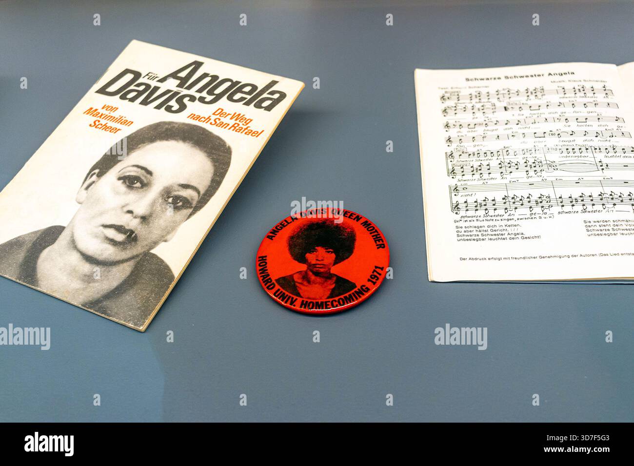 Angela Davis pamphlet, Button e spartiti in tedesco, per commemorare la sua visita nella Germania Est negli anni '1970 Foto Stock
