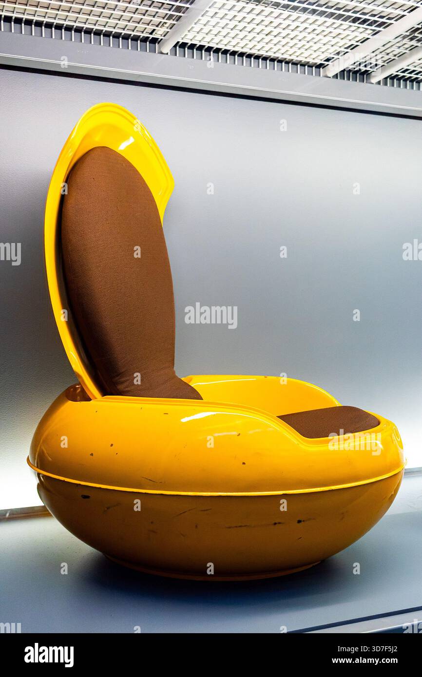 La sedia Garden Egg disegnata da Peter Ghyczy, nota anche come Senftenberger ei o sedia pod, è realizzata in poliuretano e un'icona del design della Guerra fredda Foto Stock