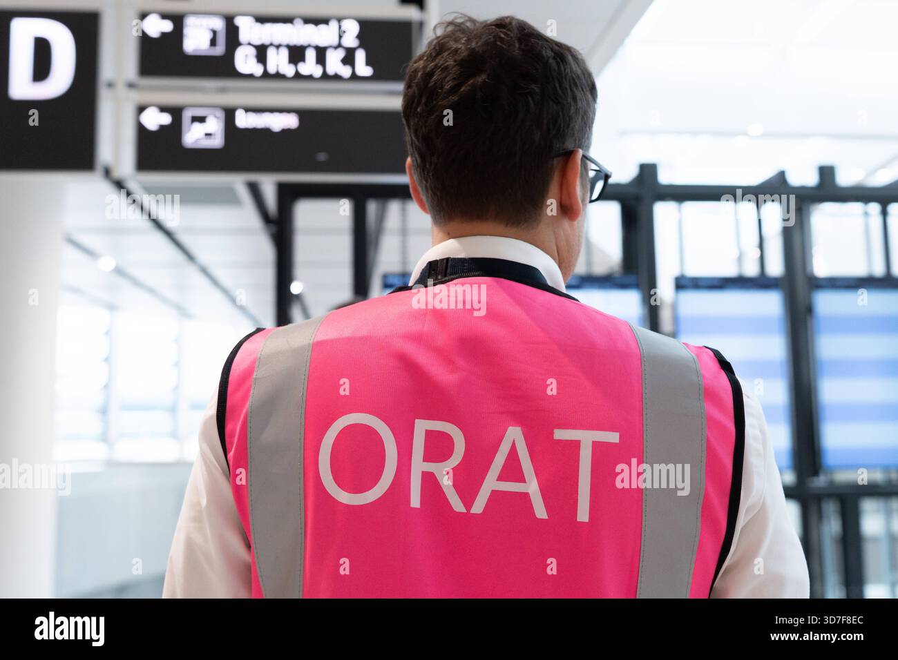 Monaco di Baviera, Germania - 25 novembre 2025: Operazione di prova per il nuovo gate d'imbarco nel Terminal 1 dell'aeroporto di Monaco. I processi di test dei volontari sono stati eseguiti prima dell'apertura prevista nel 2026. Un dipendente ORAT controlla il processo durante l'operazione di prova nella nuova area terminale *** Probebetrieb für den neuen Flugsteig im Terminal 1 des Flughafens München. Freiwillige testen Abläufe vor der geplanten Eröffnung 2026. Ein ORAT-Mitarbeiter überwacht den Ablauf während des Probebetriebs im neuen Terminalbereich Foto Stock