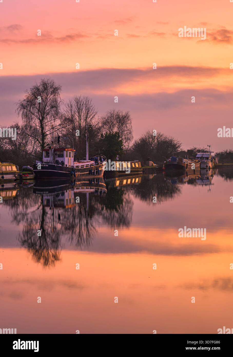 Il Gloucester and Sharpness Canal, preso nei pressi di Slimbridge, Gloucestershire, Regno Unito, con il tramonto Foto Stock