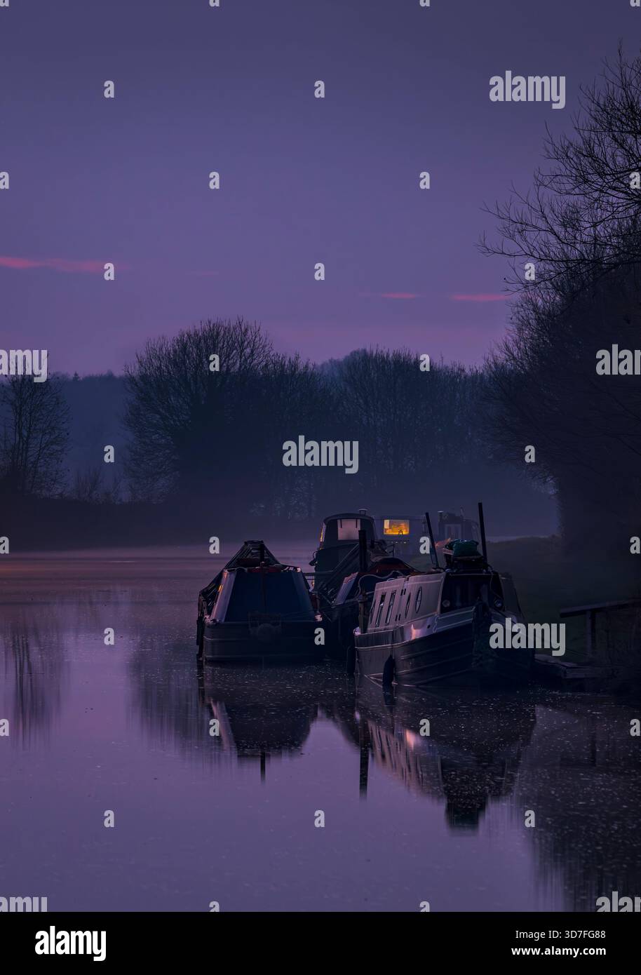 Il Gloucester and Sharpness Canal, preso nei pressi di Slimbridge, Gloucestershire, Regno Unito, con il tramonto Foto Stock