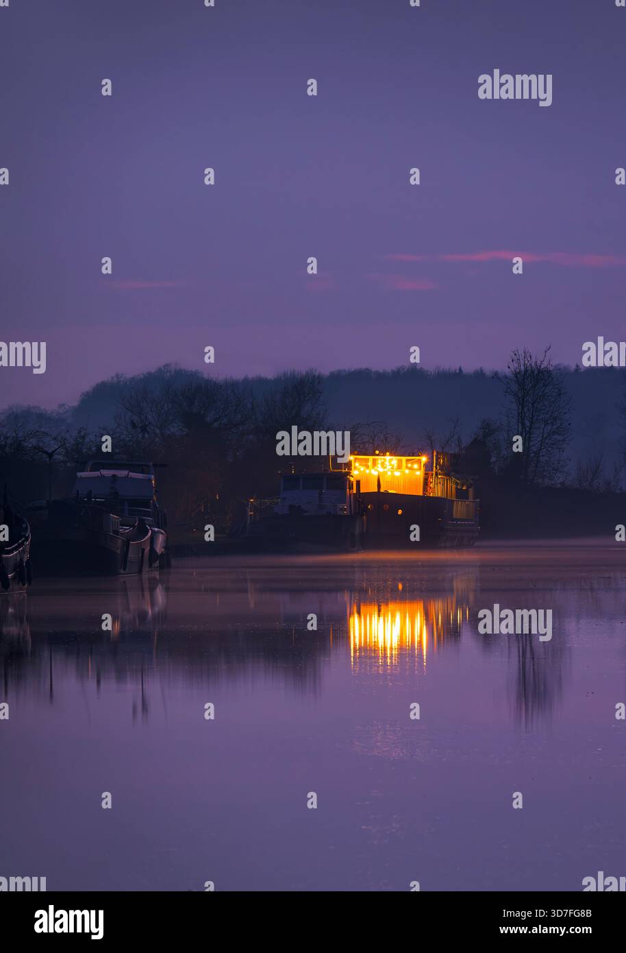 Il Gloucester and Sharpness Canal, preso nei pressi di Slimbridge, Gloucestershire, Regno Unito, con il tramonto Foto Stock
