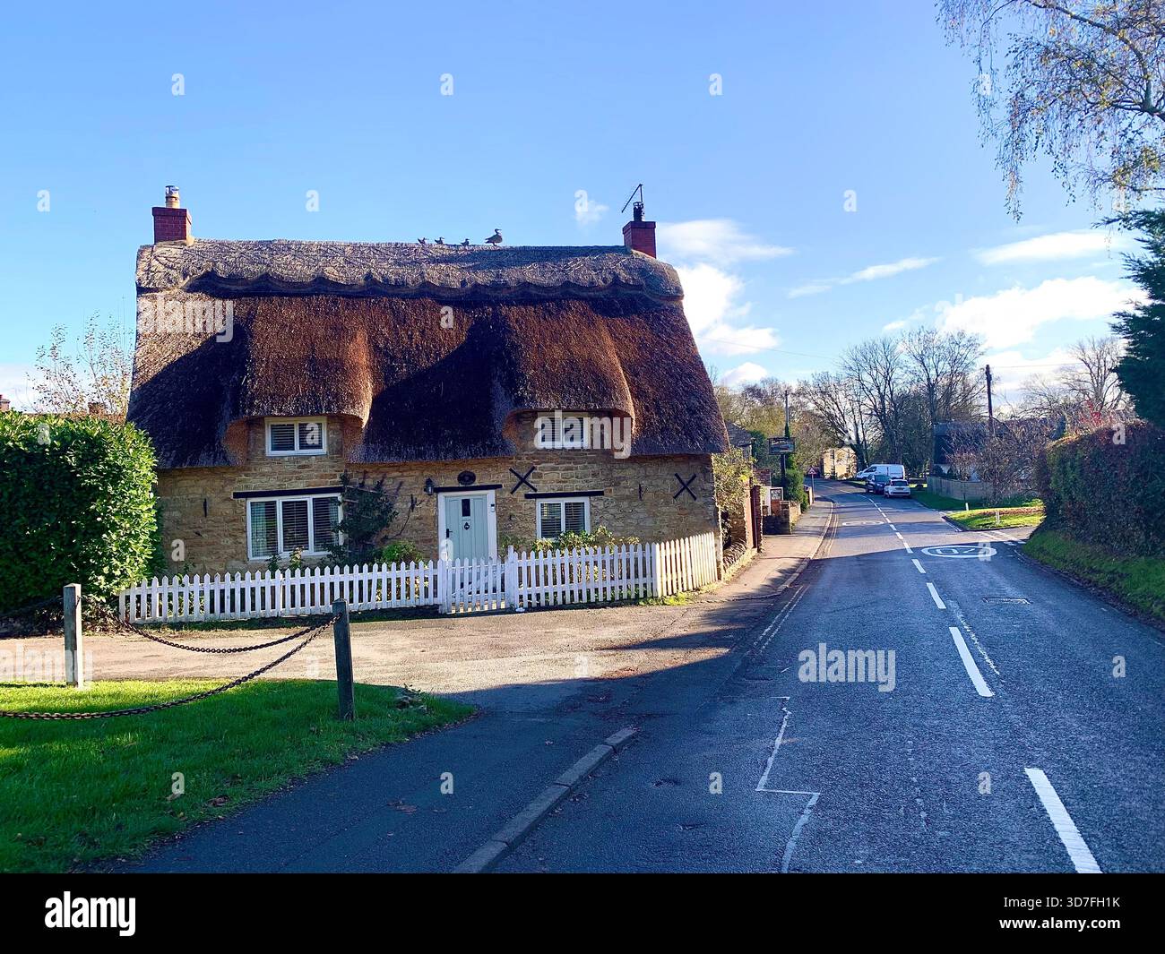 Cottage Stoke Bruene Northampton inglese britannico Northamptonshire inglese edificio con tetto in paglia vecchio in pietra, storico sentiero stradale - Immagine stock catturata con smartphone