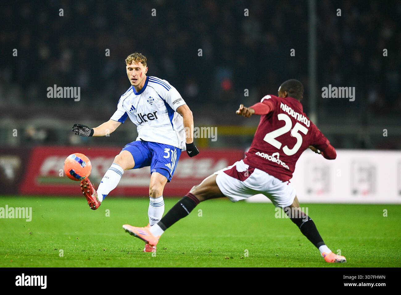 Torino, Italia. 24 novembre 2025. TORINO, ITALIA - 24 NOVEMBRE: Mergim Vojvoda di Como, Niels Nkounkou di Torino durante la partita di serie A tra Torino FC e Como 1907 allo Stadio Olimpico di Torino il 24 novembre 2025 a Torino. (Foto di Alberto Gandolfo/Agenzia BSR) credito: Agenzia BSR/Alamy Live News Foto Stock