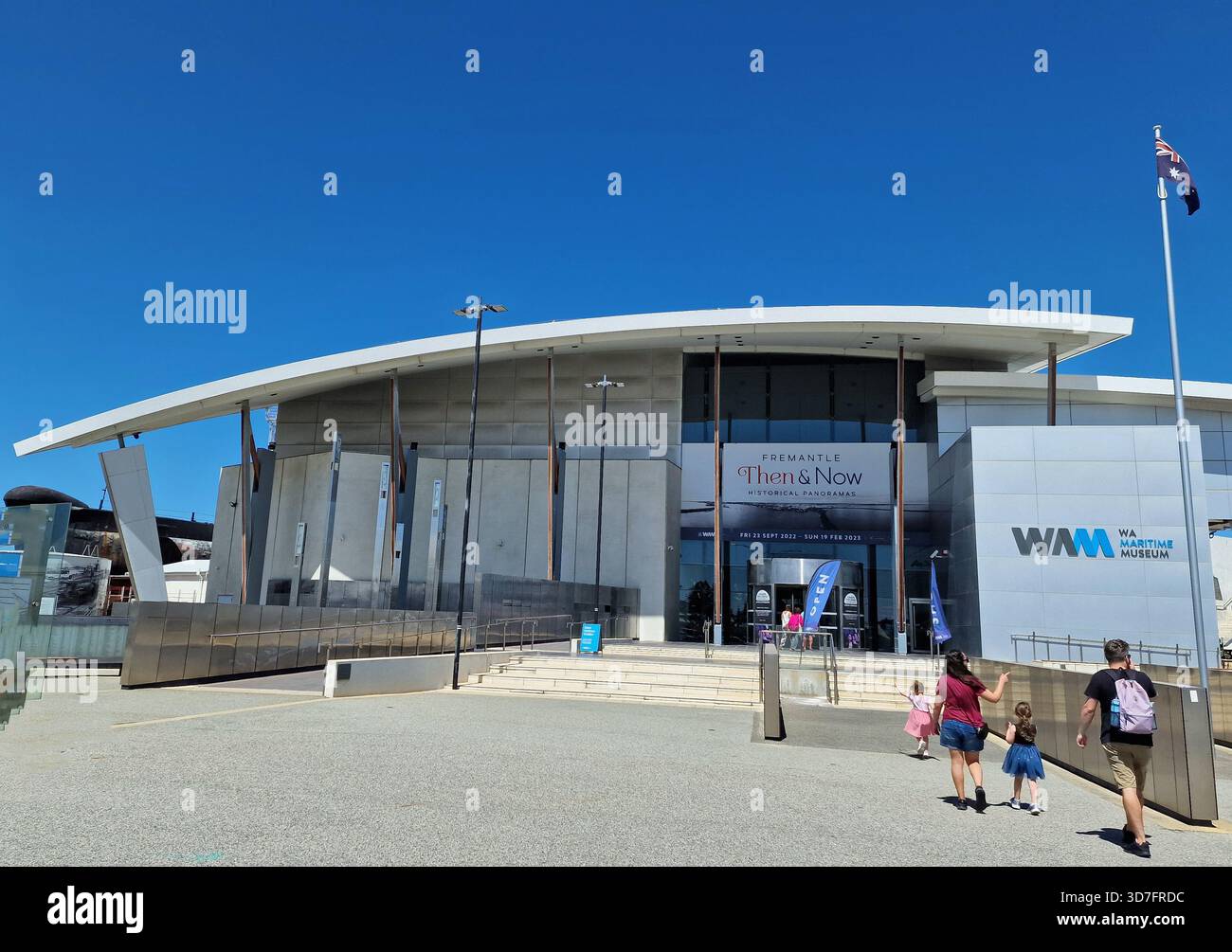 Fremantle, Washington Australia. 14 gennaio 2023. La famiglia cammina verso il WA Maritime Museum di Fremantle, Australia. Foto Stock