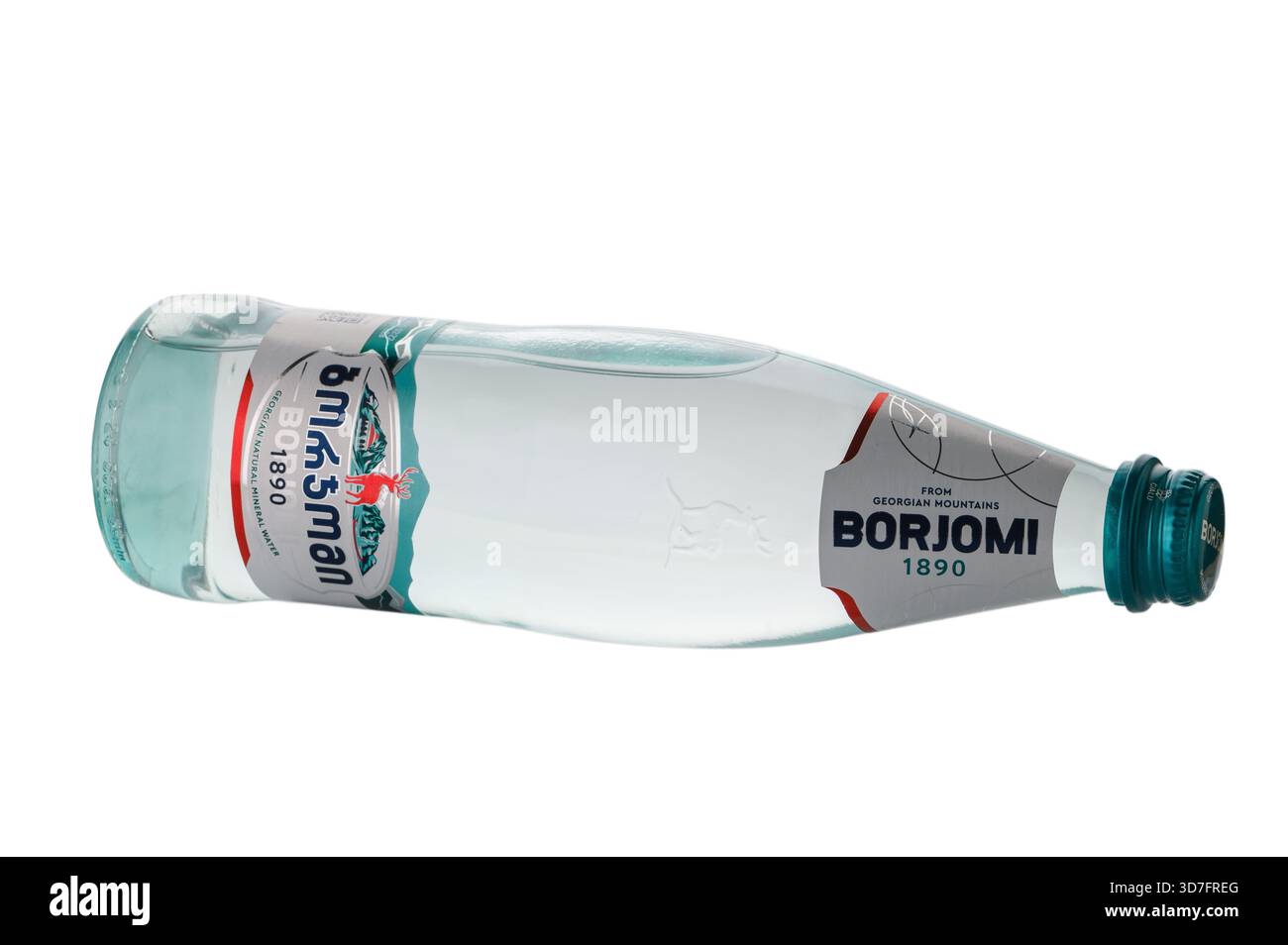 Tbilisi, Georgia 11,20,2025 iconica bottiglia verde di acqua minerale Borjomi proveniente dalle sorgenti protette della Georgia. Carbonazione naturale e bala minerale unico Foto Stock
