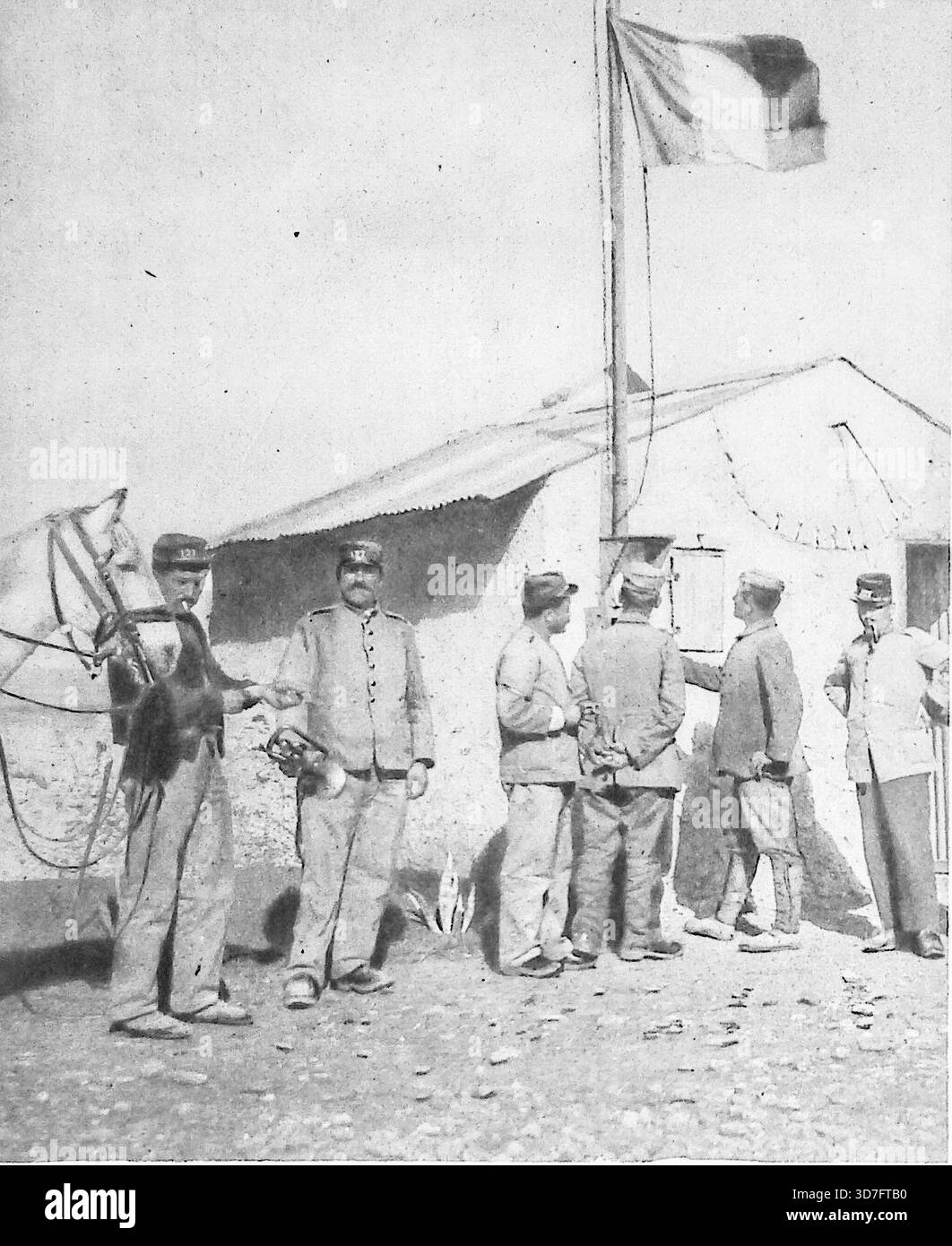 Questa fotografia, del 7 marzo 1915, numero di le Miroir, mostra i prigionieri di guerra tedeschi (prigionieri di guerra) in un remoto campo in Marocco durante la prima guerra mondiale. I prigionieri, sorvegliati dalle truppe coloniali francesi, sono raffigurati leggendo telegrammi e notizie dalla Francia, dimostrando il loro continuo interesse per la guerra nonostante la loro cattura. Il campo, situato a Oued-Inja (tra MeknËs e Fez), fu il luogo in cui i prigionieri di guerra furono messi al lavoro per costruire strade. L'immagine servì come pezzo di propaganda per il fronte interno francese, sottolineando che anche lontano dal campo di battaglia, i prigionieri erano consapevoli che Parigi non era caduta. Foto Stock