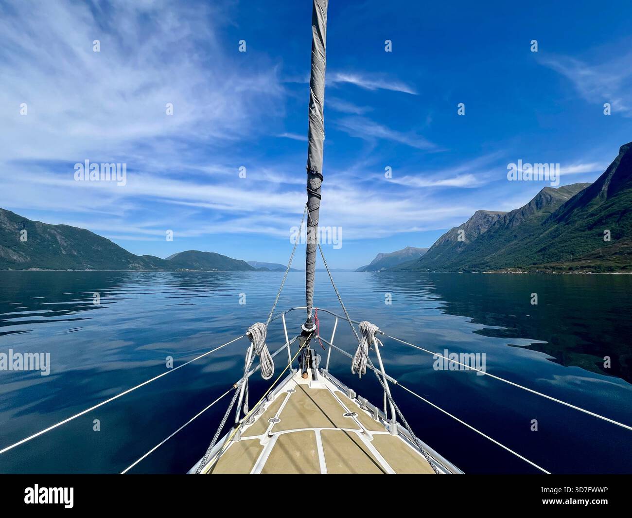 Yacht a vela che attraversa un tranquillo Vartdalsfjord vicino a Ålesund in una limpida giornata estiva sulla costa occidentale della Norvegia. - Immagine stock catturata con smartphone