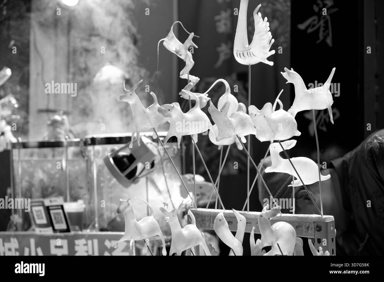 Caramelle in bianco e nero in un chiosco di strada fumante a Pechino Foto Stock