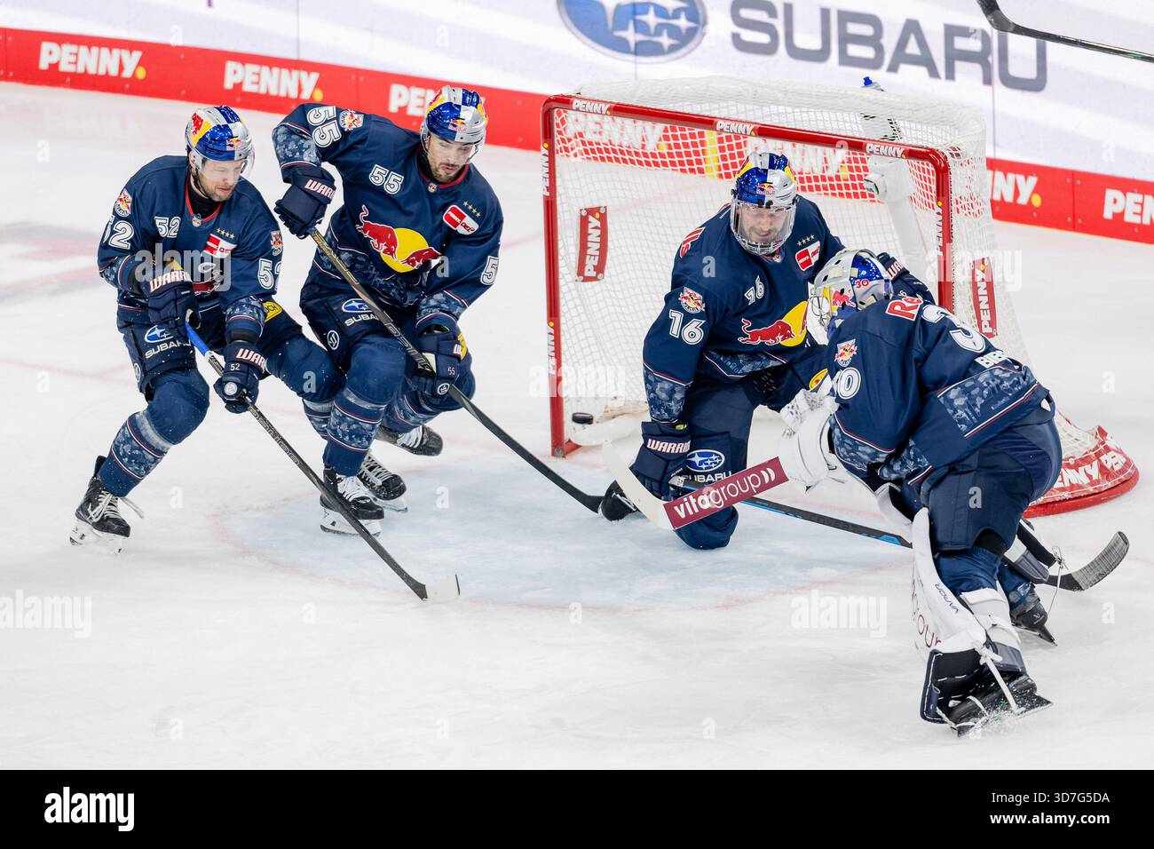 Patrick Hager (EHC Red Bull Munich, #52), Fabio Wagner (EHC Red Bull Munich, #55), Konrad Abeltshauser (EHC Red Bull Munich, #16) e Antoine Bibeau (portiere, EHC Red Bull Munich, #30) non possono impedire il gol di Alex Green (Straubing Tigers, #6) - no Foto Stock