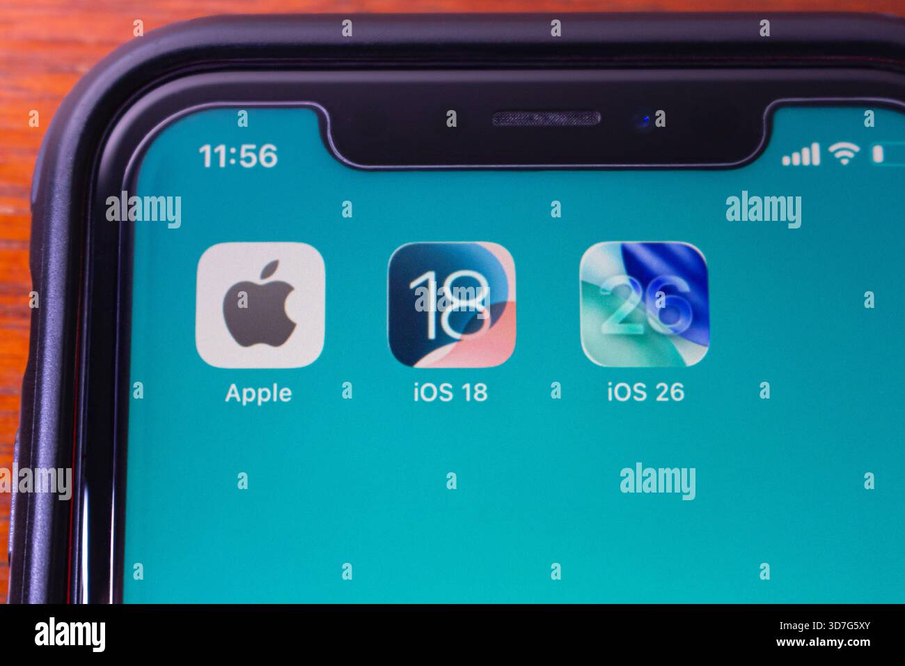 Quito, ECUADOR - novembre 25 2025: Schermata iPhone con l'icona dell'app Apple accanto alle icone iOS 18 e iOS 26 su uno sfondo color ottanio con il segnale e l'ora visibili. Foto Stock