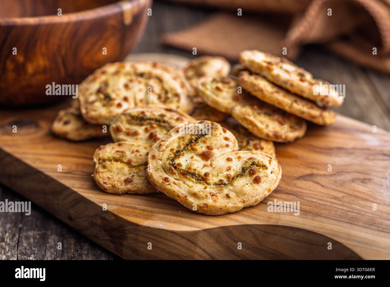 Cracker salati croccanti su un tavolo di legno. Foto Stock
