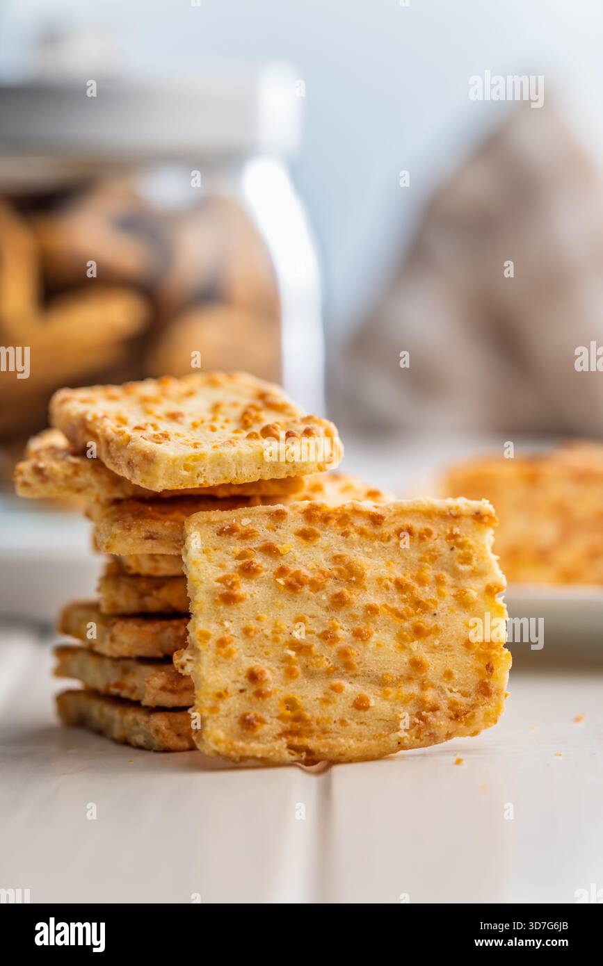 Cracker salati croccanti su un tavolo sbiancato. Foto Stock
