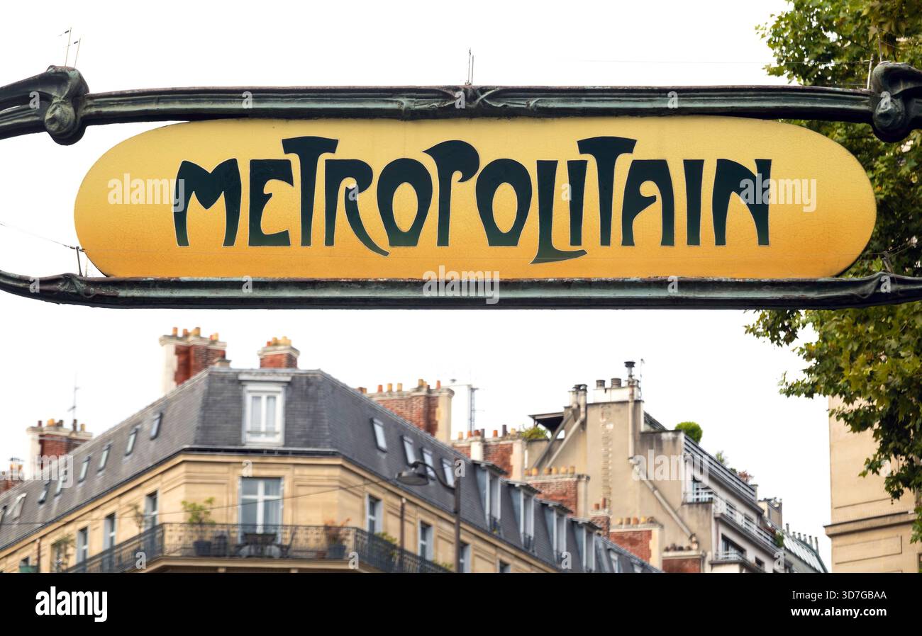Cartello d'ingresso in ferro battuto Art nouveau alla stazione della metropolitana di Wagram, Parigi, Francia Foto Stock