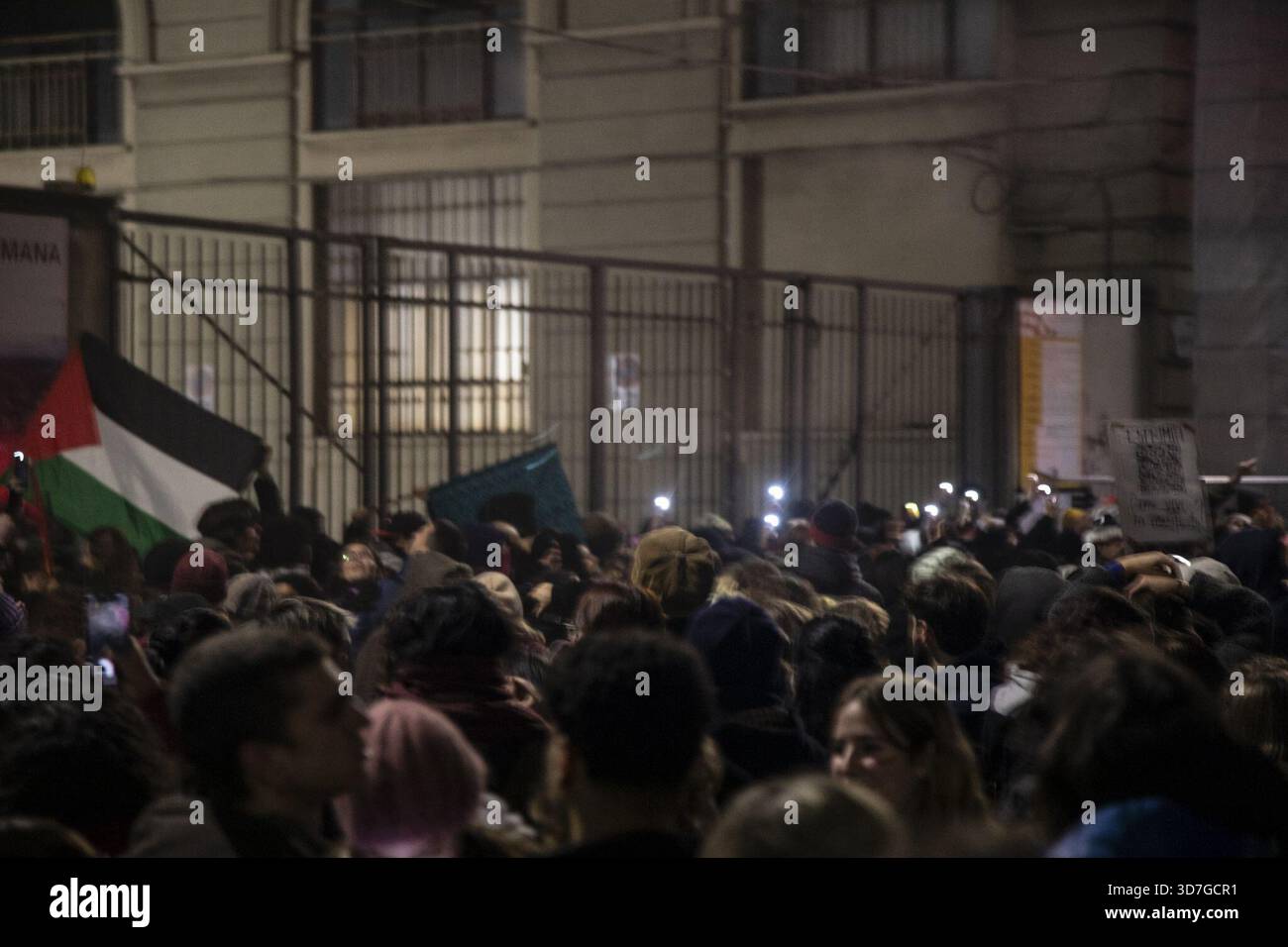 Milano, porta Romana non uno di meno, marzo 'sabotiamo guerre e patriarcato contro la violenza maschile contro le donne e il genere' manifestazione da porta Venezia a Piazza Lodi, i manifestanti armati di manichette hanno fatto irruzione nel cantiere di porta Romana, occupandolo simbolicamente Foto Stock