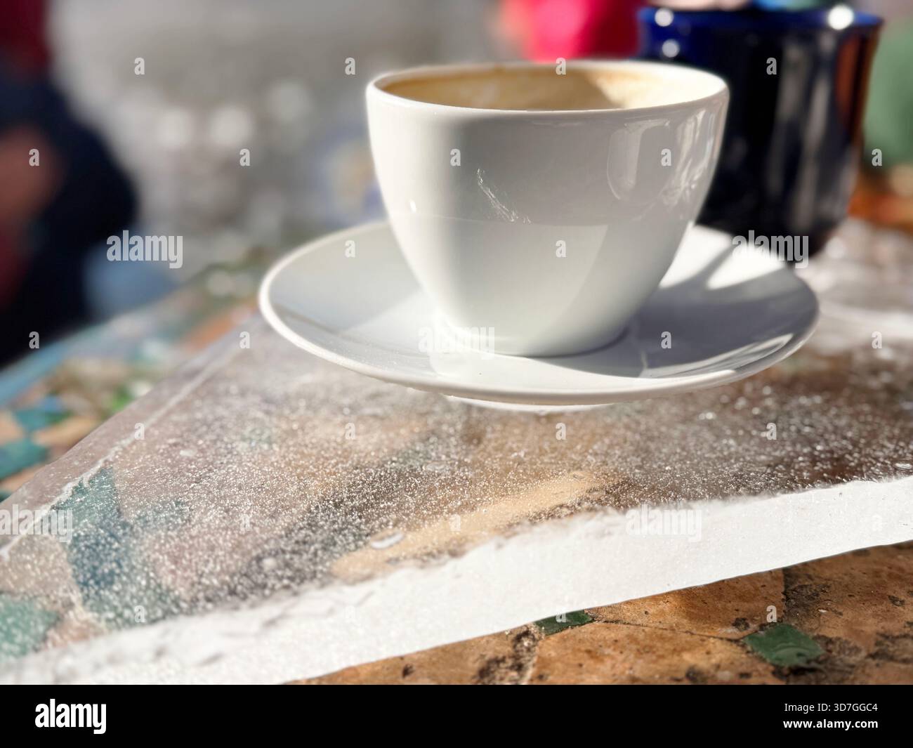 Una tazza di caffè su un mattone di ghiaccio. Era in un parco pubblico in inverno. Foto Stock