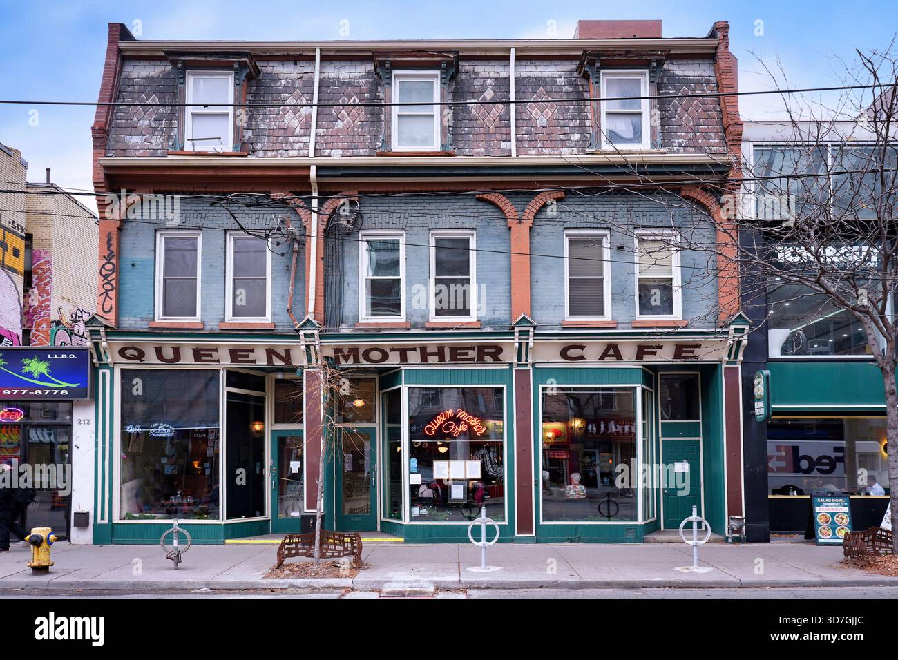Edificio del 1850 con ristoranti nella zona alla moda di West Queen Street di Toronto Foto Stock