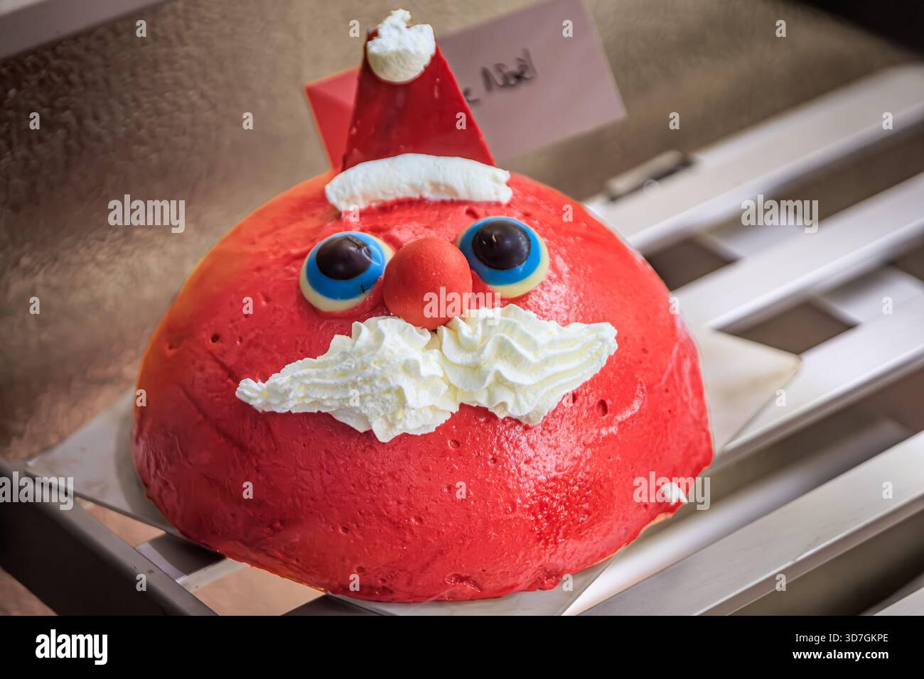 Torta artigianale di Babbo Natale o Pere Noel ricoperta di panna rossa con barba panna montata in un mercatino di Natale a Strasburgo, Francia Foto Stock
