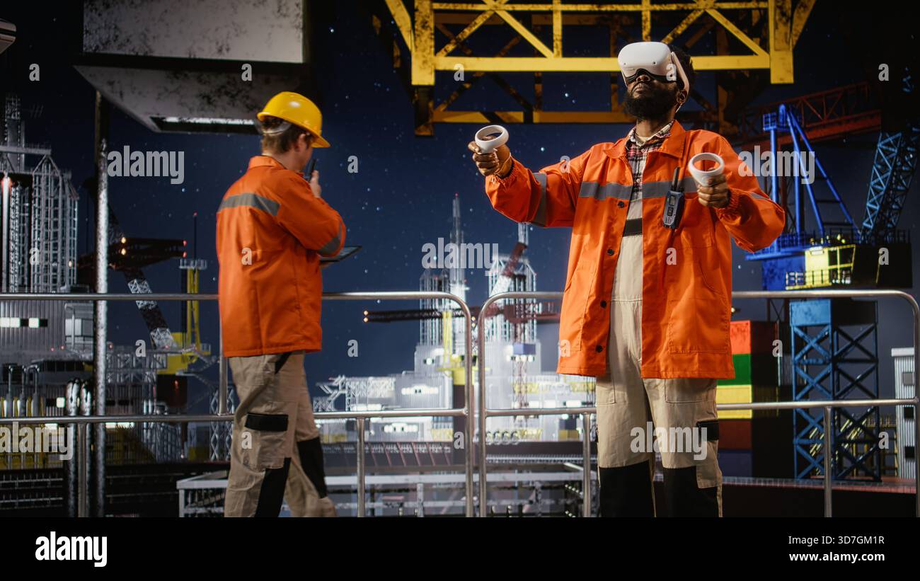 L'ingegnere nero con occhiali VR supervisiona le operazioni di perforazione offshore, utilizzando apparecchiature di realtà virtuale immersive per la formazione e la manutenzione. Visualizzazione di sicurezza sul pianale della piattaforma di perforazione per olio. Foto Stock