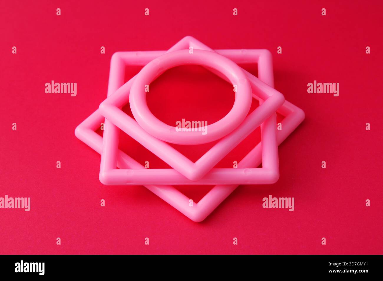 Forme geometriche in plastica rosa sovrapposte Foto Stock