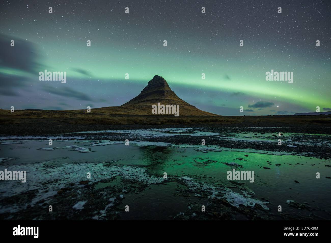 Kirkjufell sotto una forte aurora Foto Stock