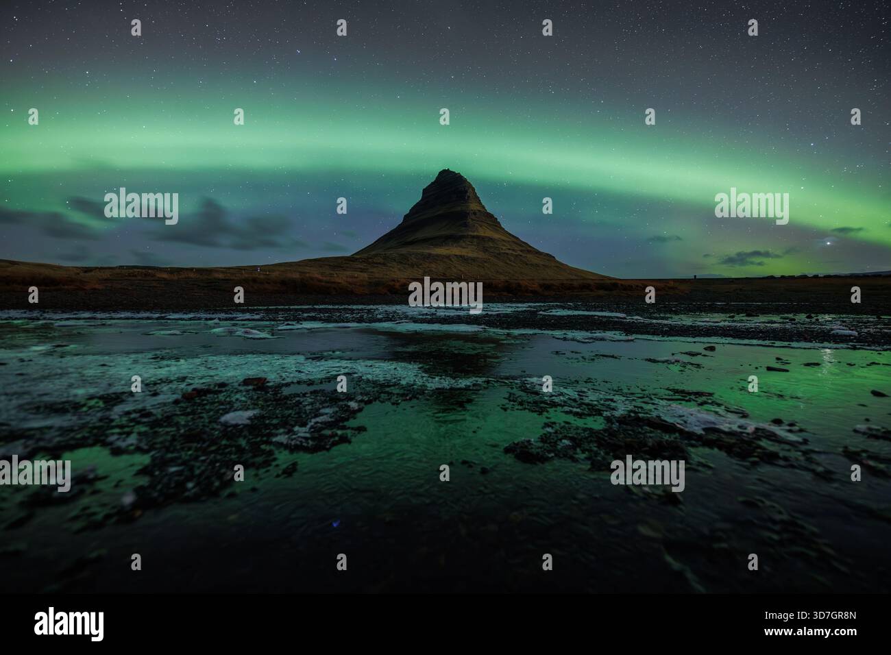 Kirkjufell sotto una forte aurora Foto Stock