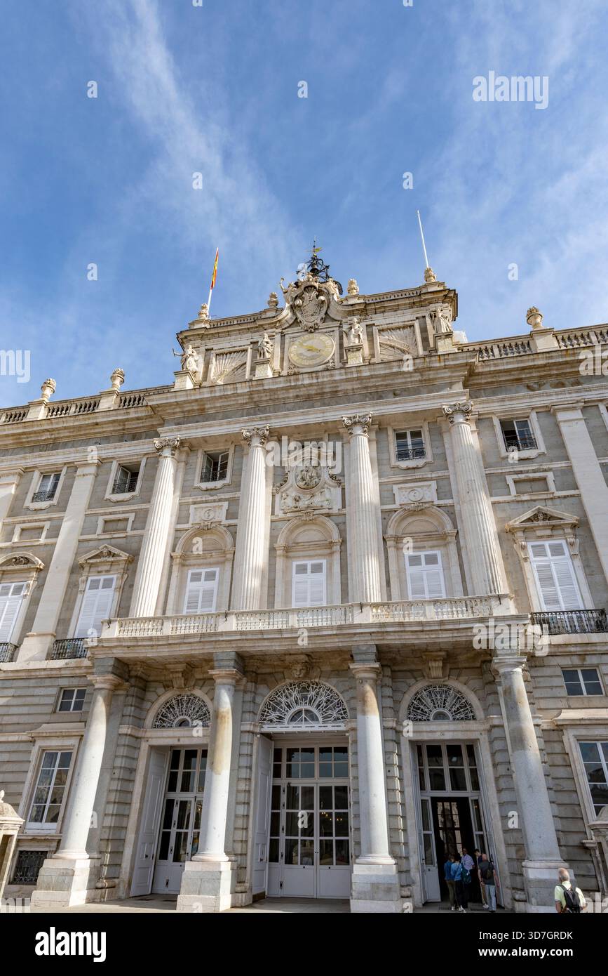 Madrid, Spagna, Europa, il Palazzo reale di Madrid e Plaza de la Armeria, il più grande Palazzo reale d'Europa e una delle principali attrazioni turistiche per i turisti Foto Stock