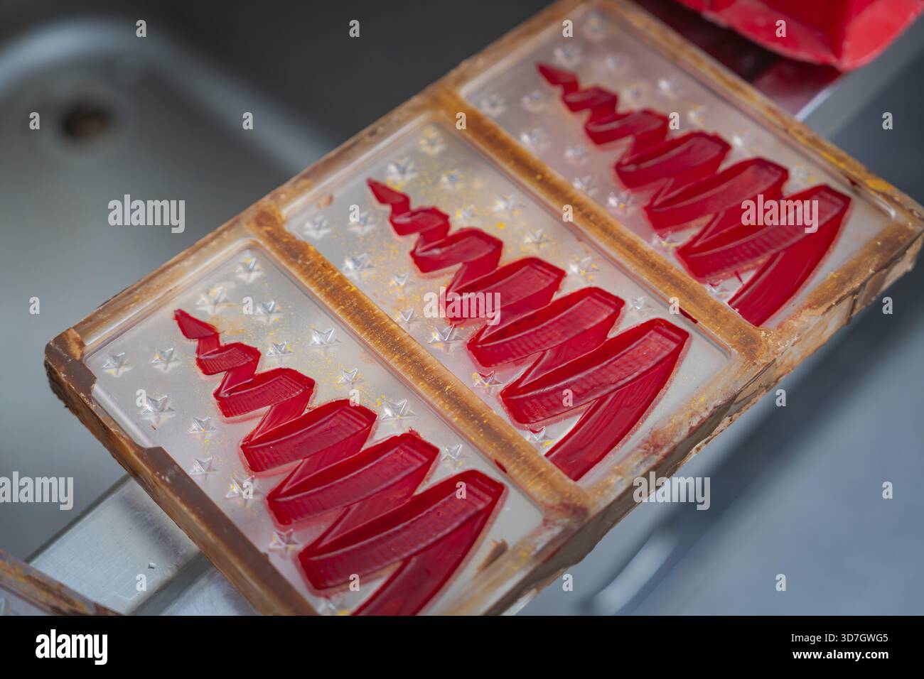 Stampi di cioccolato rosso in un vassoio di plastica, pronti da preparare, cottura natalizia, Haselstaller Hof, Wildberg, distretto di Calw, Germania Foto Stock