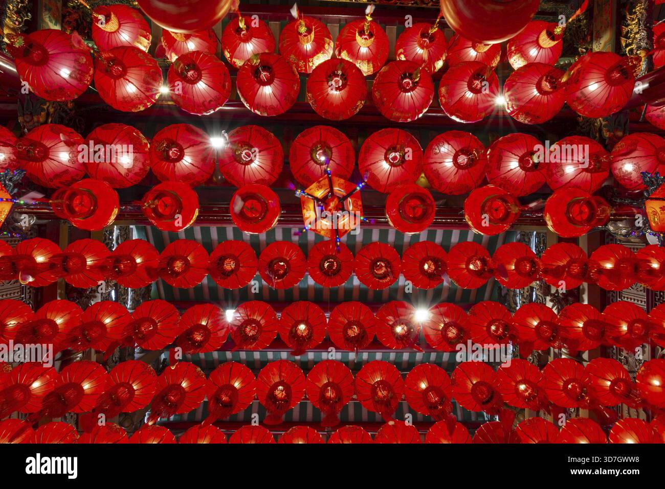 Lanterne tradizionali cinesi, numerose lanterne appese al soffitto, Wat Mangkon Kamalawat, Yaowarat Road, Chinatown, Bangkok, Thailandia Foto Stock