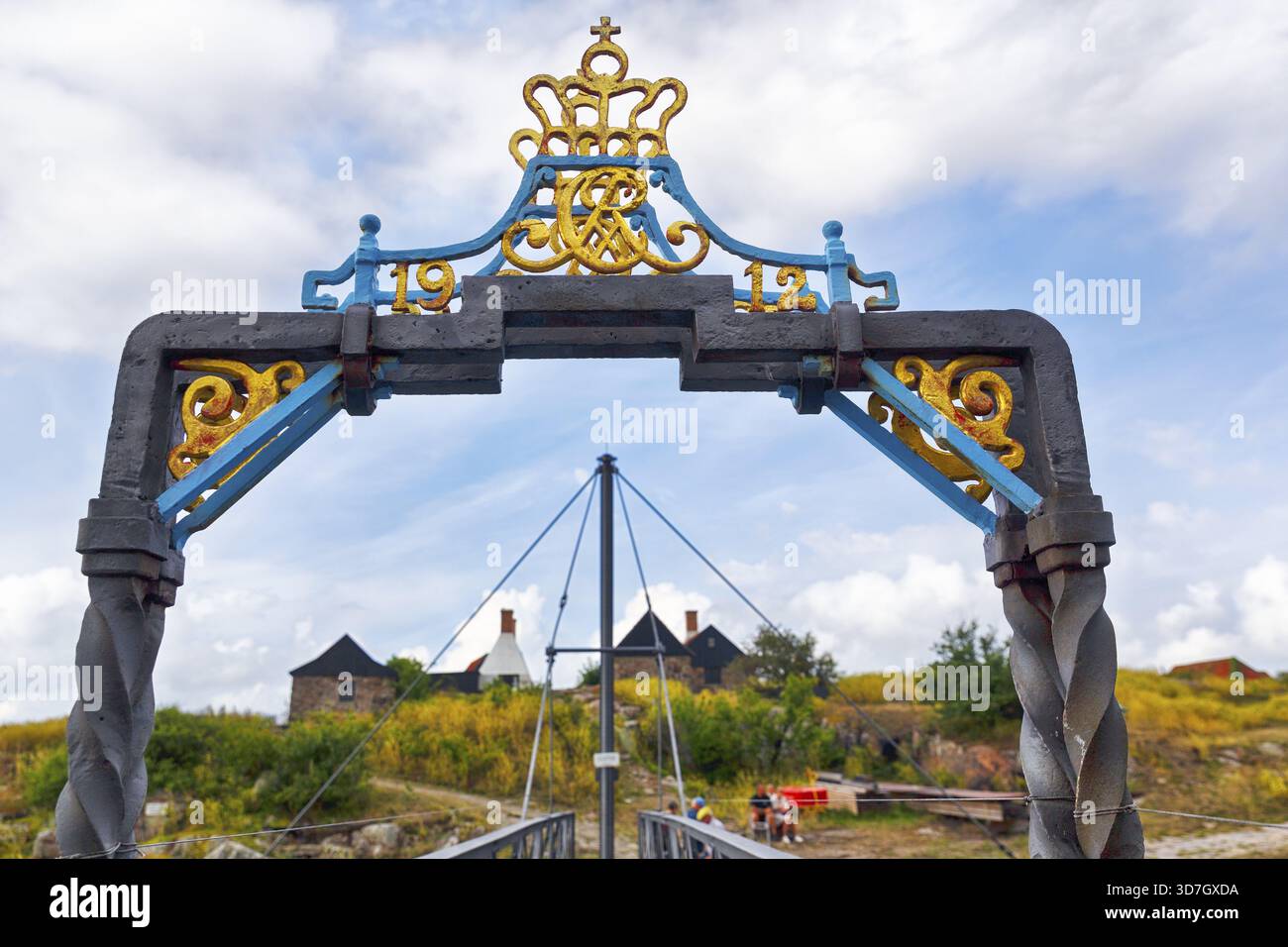 Ponte pedonale tra Christianso e Frederikso, Christiansoe e Frederiksoe, porta decorativa con corona e monogramma del re Cristiano VII, E. Foto Stock