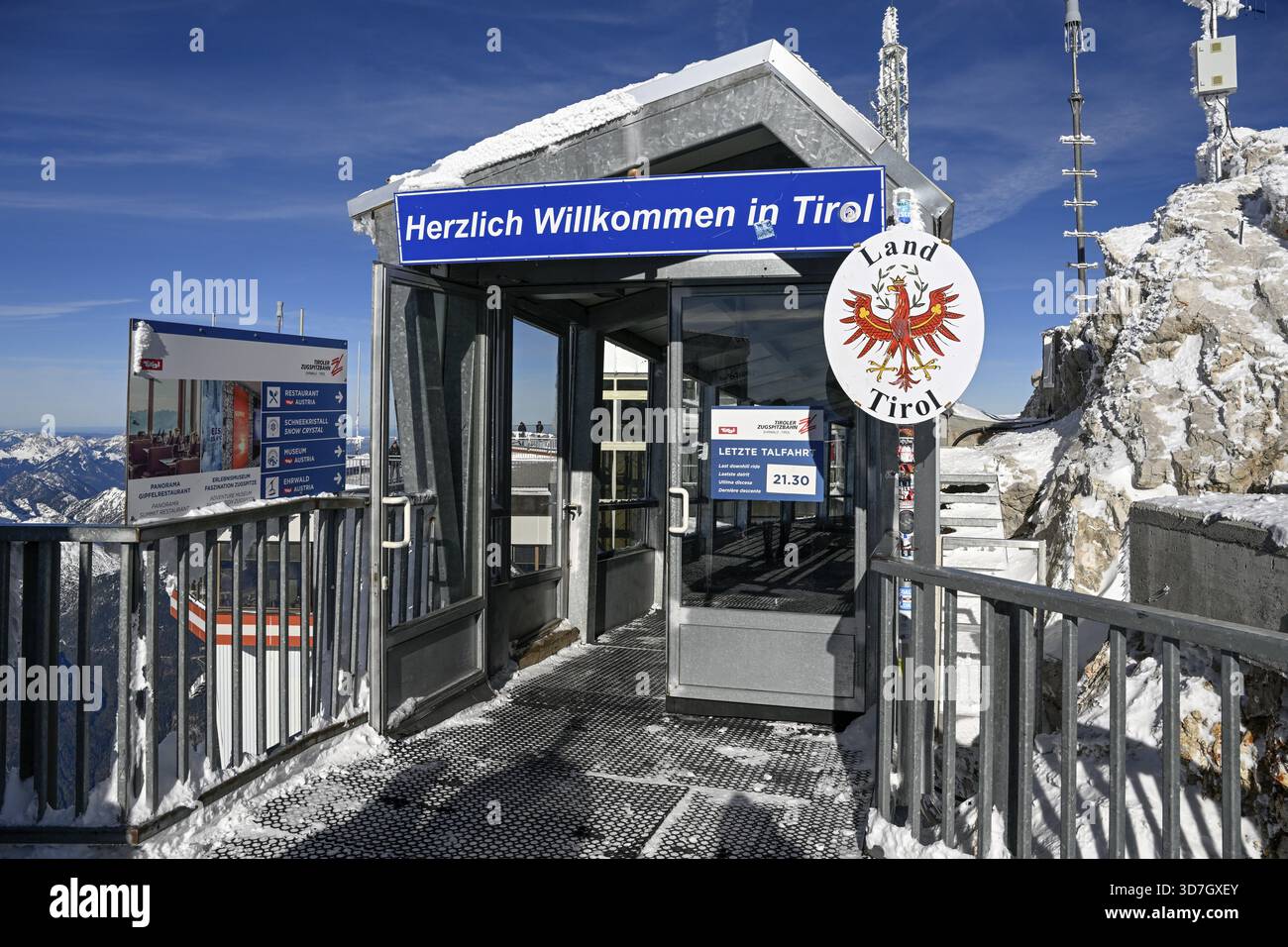 Valico di frontiera per l'Austria alla stazione a monte della funivia di Zugspitze (2962 m), lato tedesco, comune di Grainau, distretto di Garmisch-Par Foto Stock