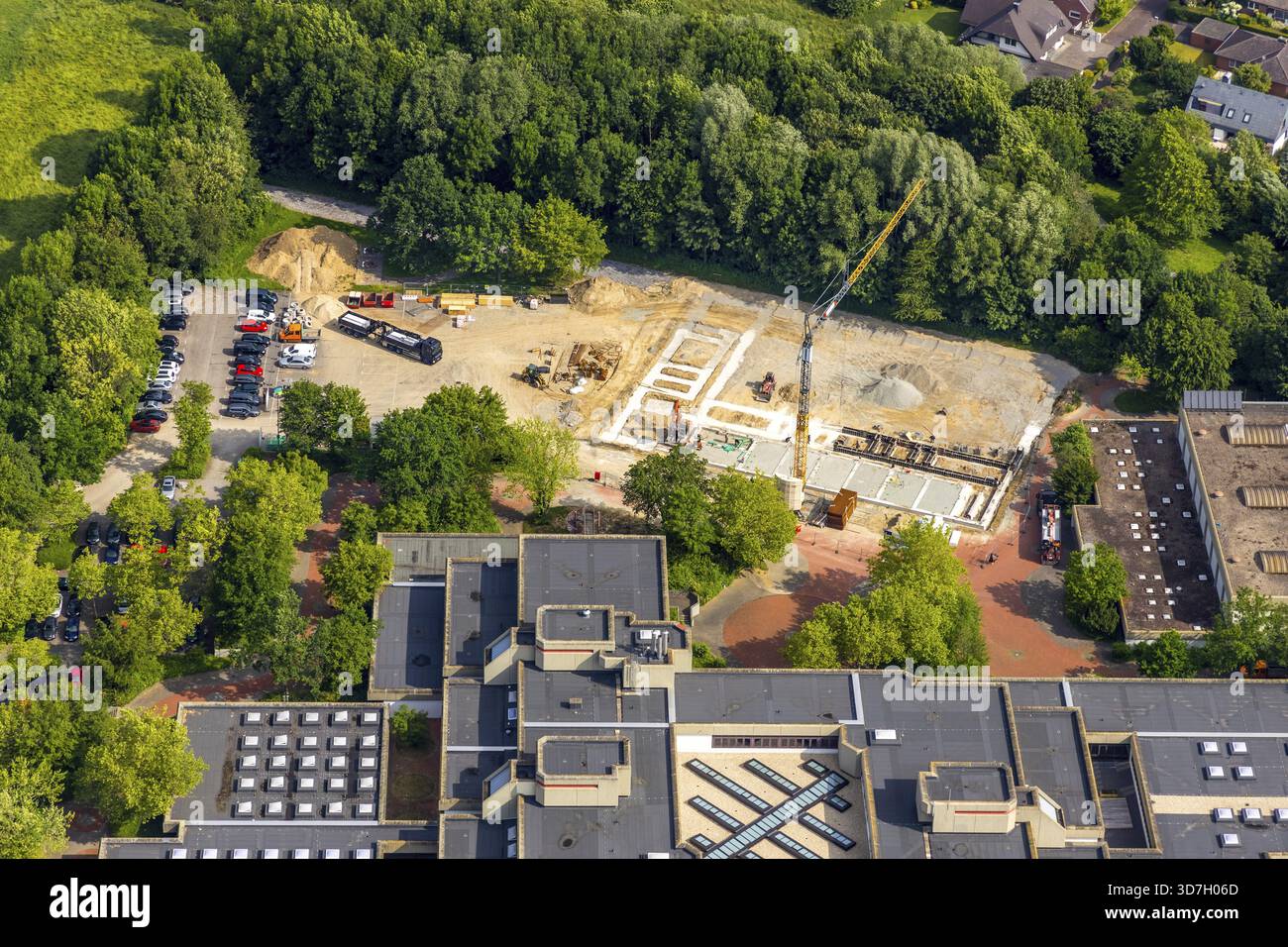 Veduta aerea dei lavori di costruzione dietro la scuola professionale Boerde-Berufskolleg di Soest a Soester Boerde, nello stato federale del Nord Reno- Foto Stock